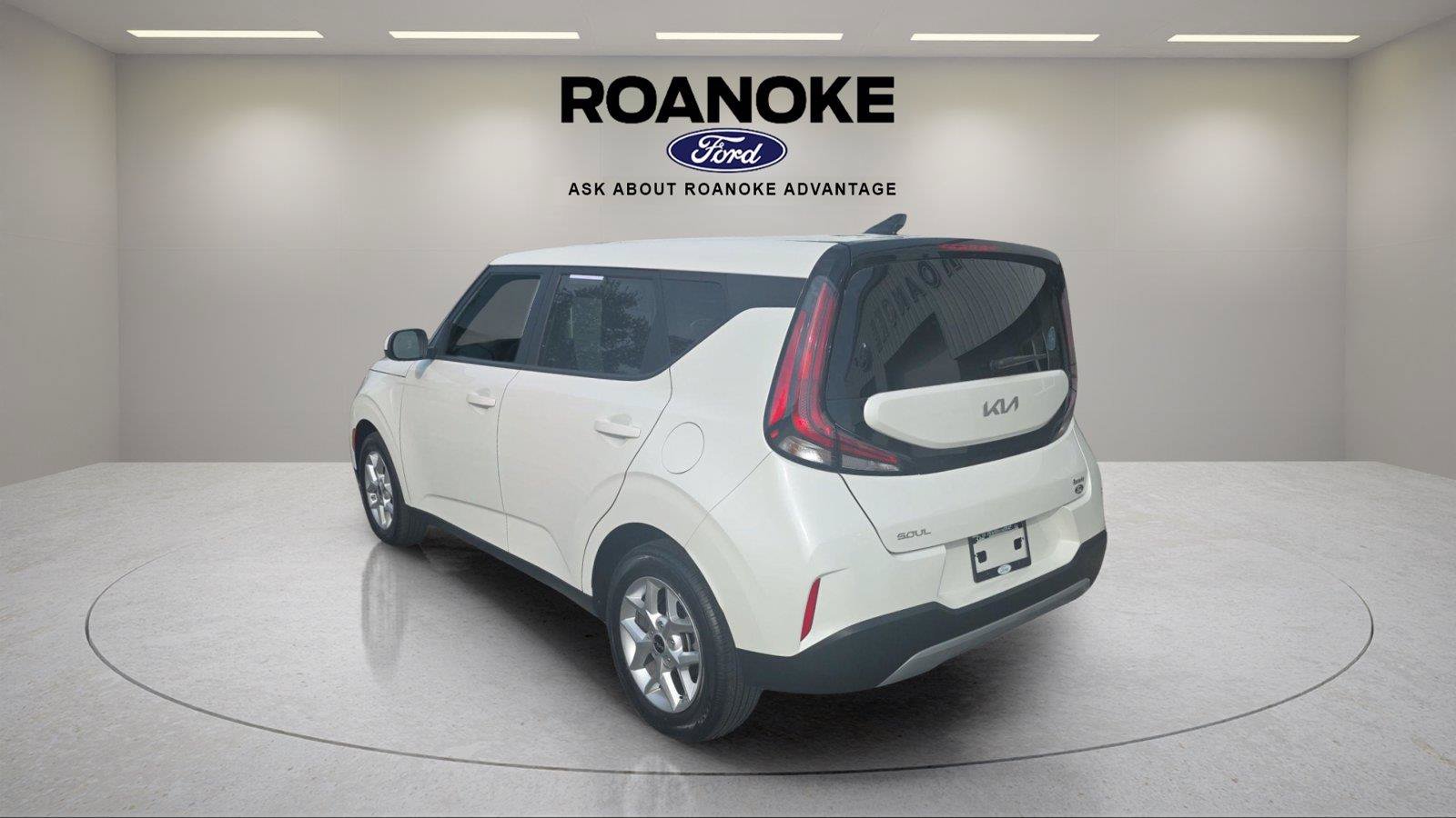 Used 2025 Kia Soul LX FWD image 11