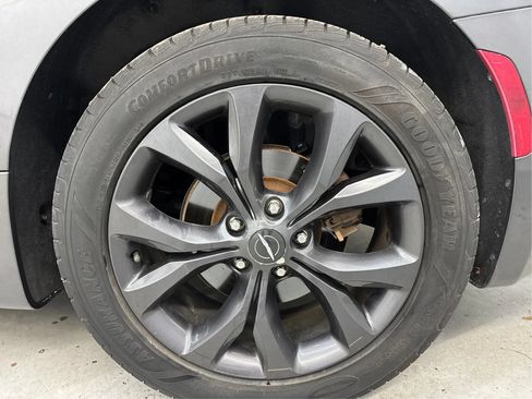 Used 2018 Chrysler Pacifica Touring Plus w/ S Appearance Package FWD image 28