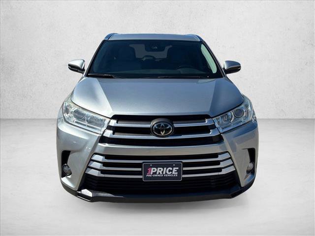 Used 2017 Toyota Highlander XLE FWD image 2
