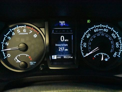 Used 2017 Toyota Tacoma TRD Off-Road w/ Tow Package (A/T) AWD/4WD image 17