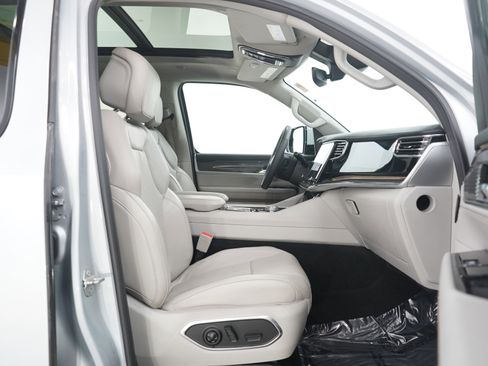 Used 2022 Jeep Wagoneer Series II w/ Premium Group I image 11