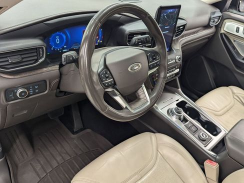 Used 2020 Ford Explorer Platinum w/ Premium Technology Package image 3