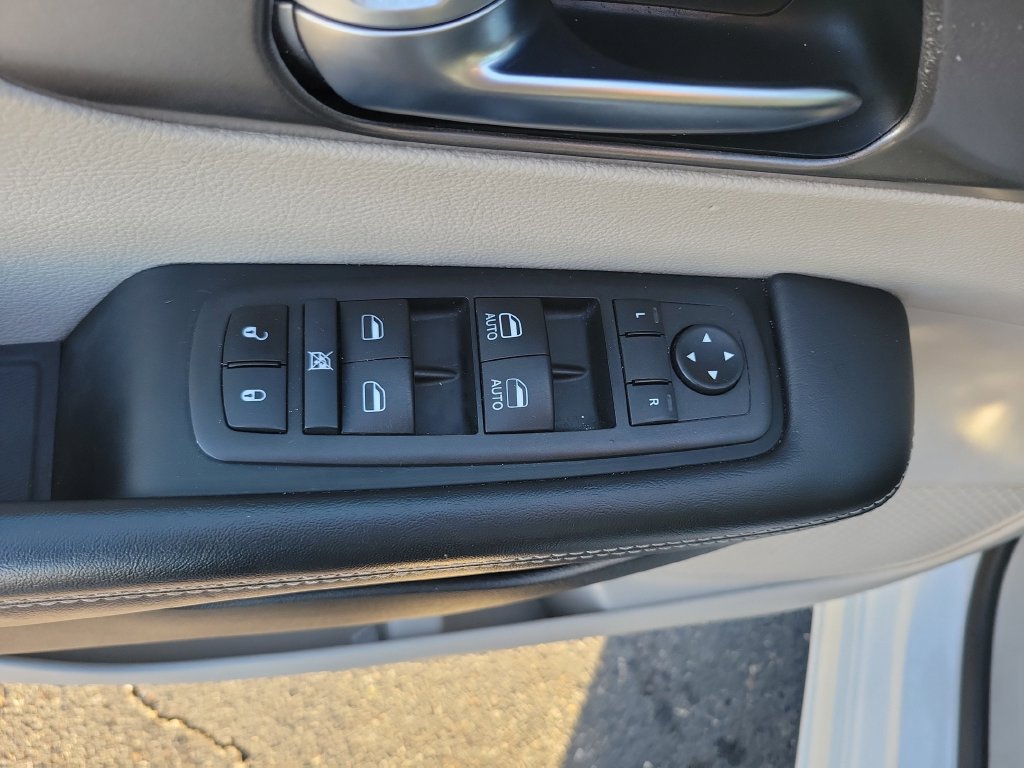 Used 2024 Chrysler Pacifica Limited FWD image 25
