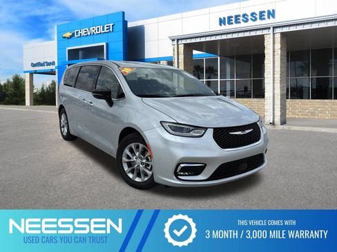 Used 2026 Chrysler Pacifica Limited FWD image 1