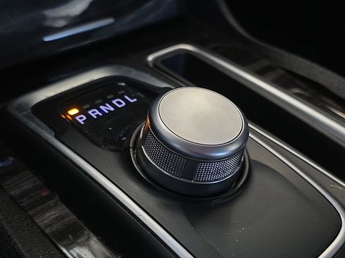 Used 2015 Chrysler 300 Limited image 18