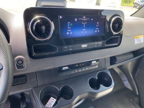 Used 2025 Mercedes-Benz Sprinter 2500 image 9