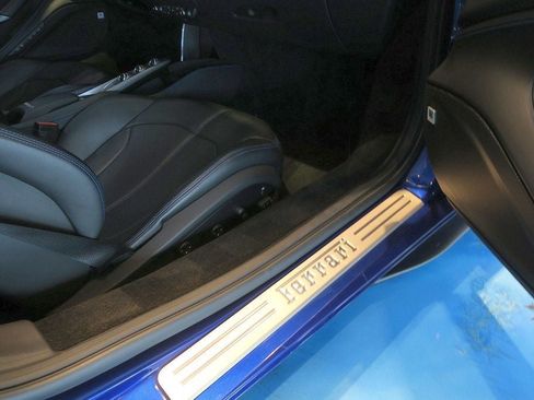 Used 2020 Ferrari F8 Tributo RWD image 6