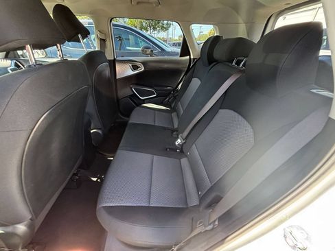 Used 2025 Kia Soul LX w/ LX Technology Package FWD image 23