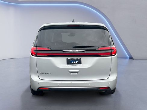 Certified 2024 Chrysler Pacifica Touring-L image 4