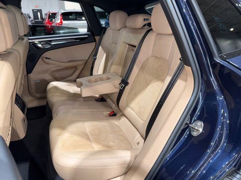 Used 2021 Porsche Macan w/ Premium Package image 14
