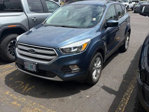 Used 2018 Ford Escape SE w/ SE Sync 3 Package AWD/4WD image 1