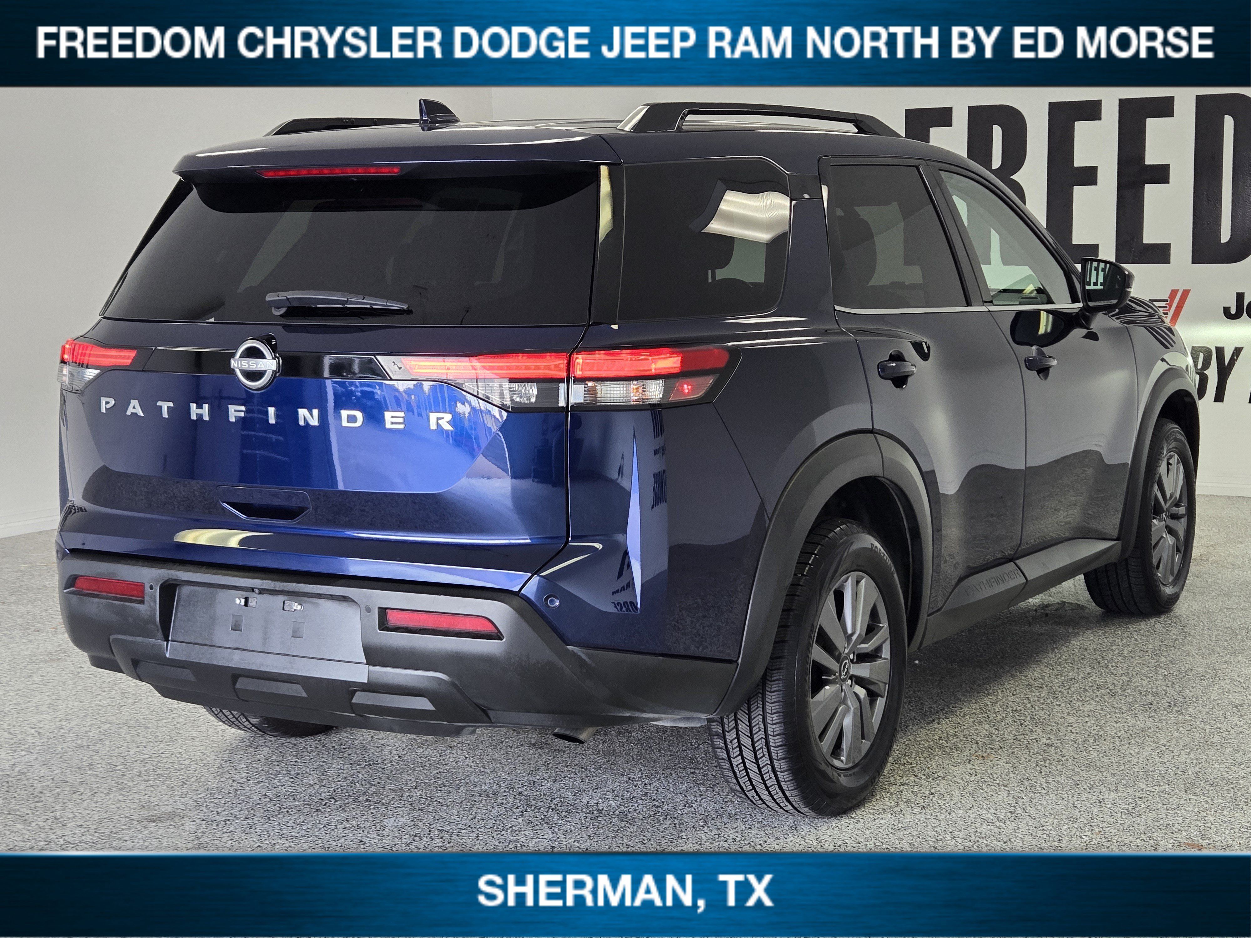 Used 2025 Nissan Pathfinder SV FWD image 3