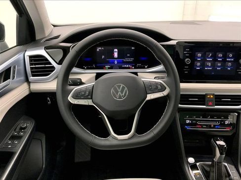 Certified 2025 Volkswagen Taos SE image 5