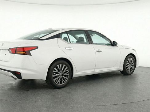 Used 2025 Nissan Altima 2.5 SV FWD image 9