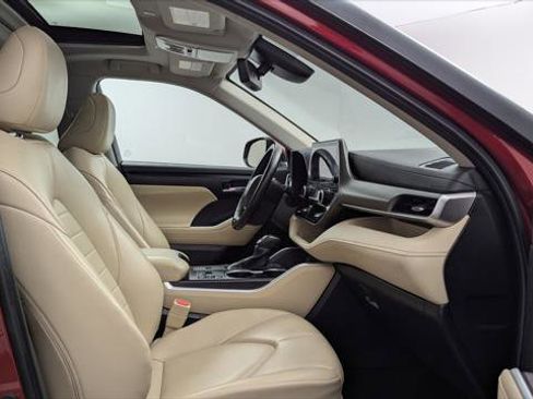 Used 2024 Toyota Highlander XLE image 19