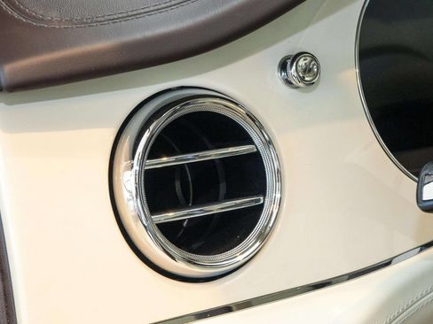 Used 2022 Bentley Bentayga AWD/4WD image 32