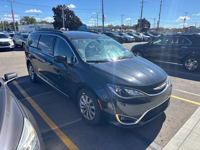 Used 2017 Chrysler Pacifica Touring-L FWD image 3