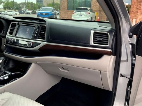 Used 2014 Toyota Highlander Limited image 18