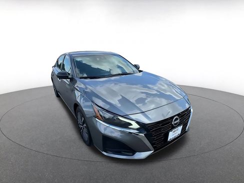 Used 2025 Nissan Altima 2.5 SV FWD image 3
