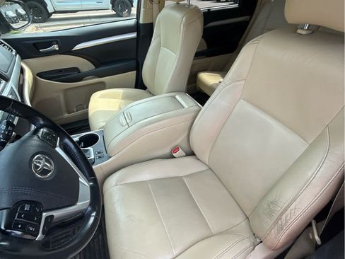 Used 2019 Toyota Highlander XLE AWD/4WD image 4