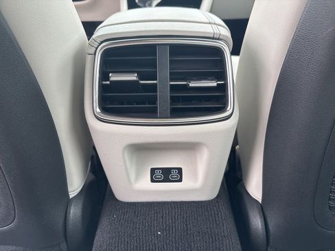 Used 2025 Genesis G70 2.5T image 19