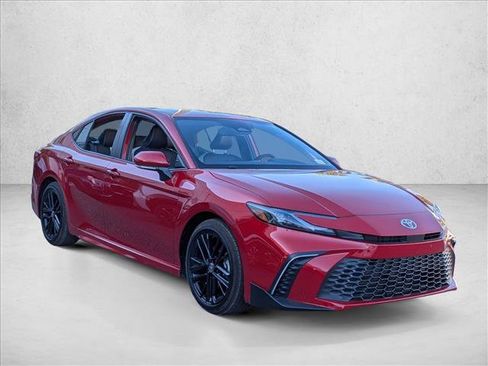 Used 2025 Toyota Camry SE image 3