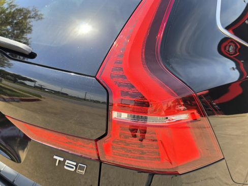 Used 2018 Volvo XC60 T5 Momentum w/ Convenience Package image 9