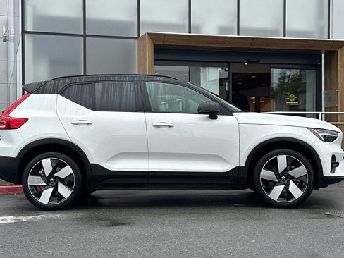 Used 2023 Volvo XC40 Recharge Plus image 9