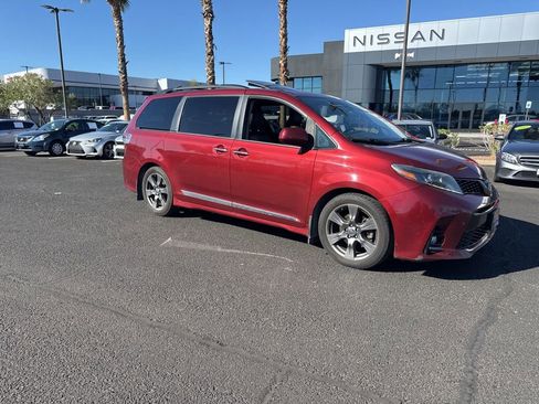 Used 2018 Toyota Sienna SE Premium w/ Carpet Mat Package FWD image 3