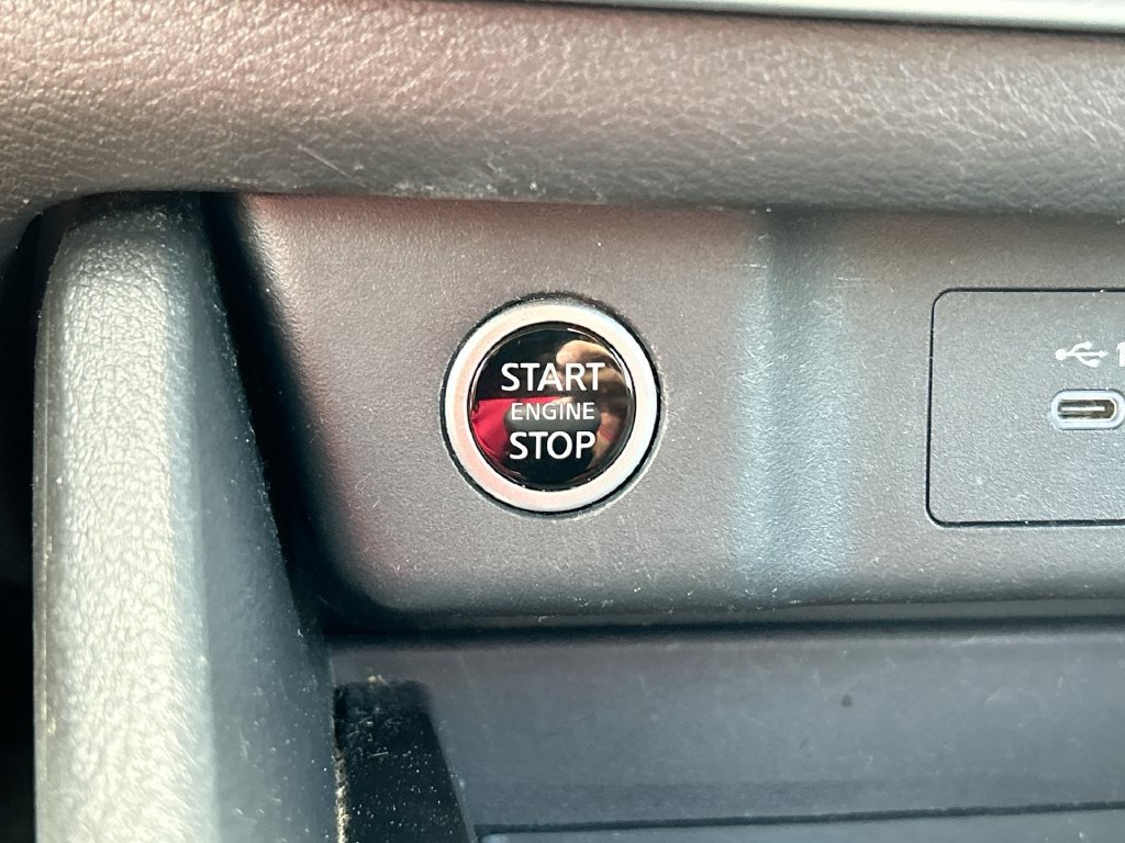 Used 2023 Nissan Rogue S AWD/4WD image 18