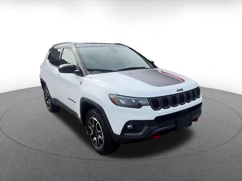 Used 2025 Jeep Compass Trailhawk AWD/4WD image 3