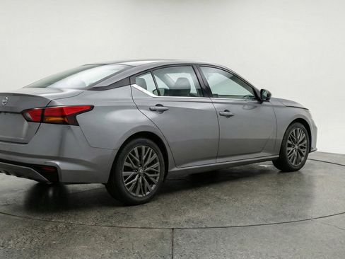 Used 2025 Nissan Altima 2.5 SV image 9