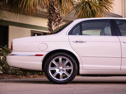 Used 2004 Jaguar XJ8 image 17