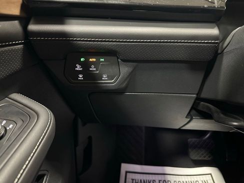 Used 2025 Volkswagen Atlas SE image 17