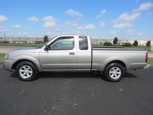 Used 2004 Nissan Frontier XE w/ (VTP) Value Truck Pkg image 3