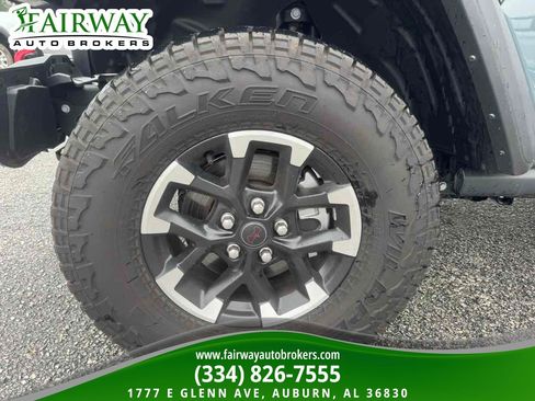 Used 2025 Jeep Gladiator Rubicon w/ Convenience Group AWD/4WD image 29