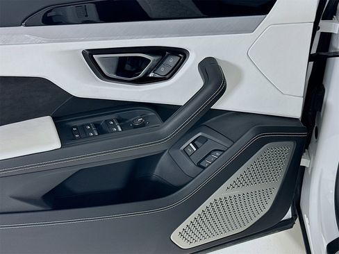 Used 2021 Lamborghini Urus image 19