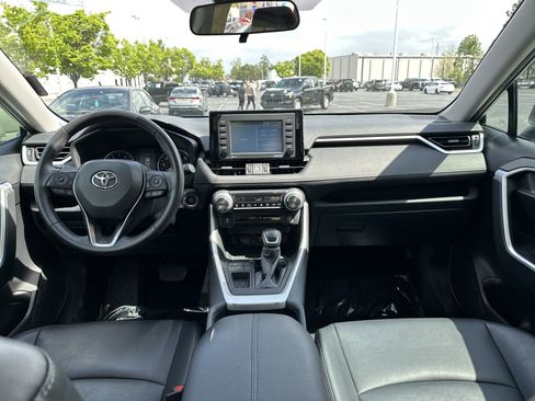 Used 2021 Toyota RAV4 XLE Premium image 29