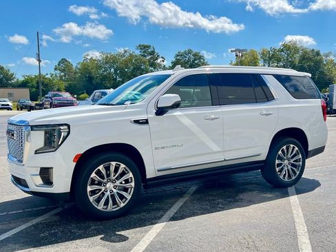 Used 2021 GMC Yukon Denali w/ Denali Premium Package image 10