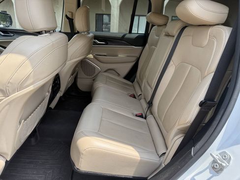 Used 2022 Jeep Grand Cherokee Limited AWD/4WD image 16