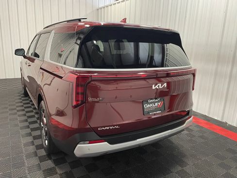 Used 2025 Kia Carnival EX FWD image 12