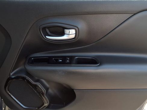 Used 2020 Jeep Renegade Altitude FWD image 24