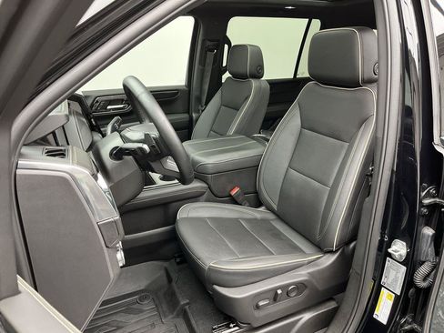 Certified 2025 GMC Yukon XL Elevation w/ LPO, Elevation Black Package AWD/4WD image 11