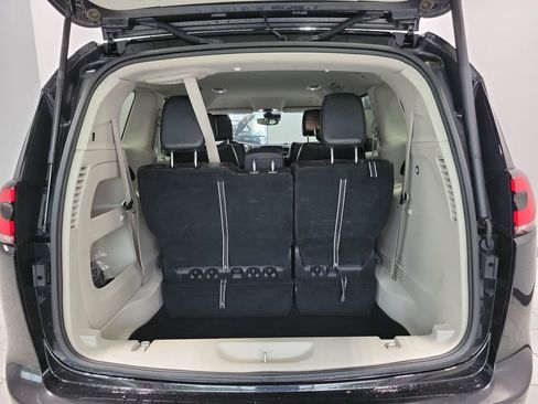 Certified 2023 Chrysler Pacifica Touring-L FWD image 13