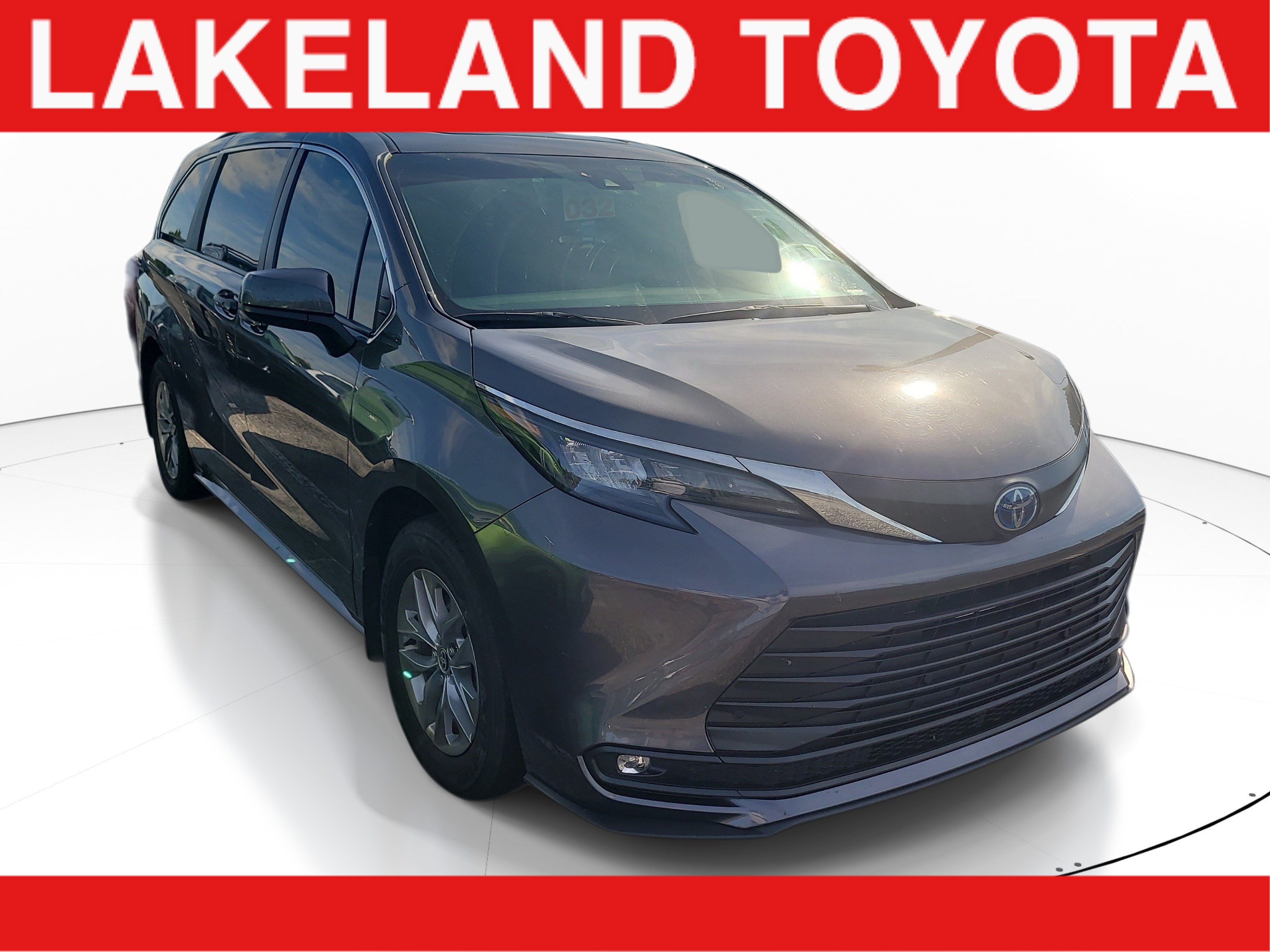 Used 2025 Toyota Sienna XLE FWD image 1