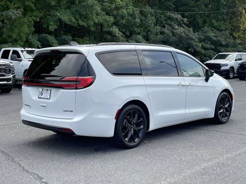 Certified 2025 Chrysler Pacifica Limited FWD image 9