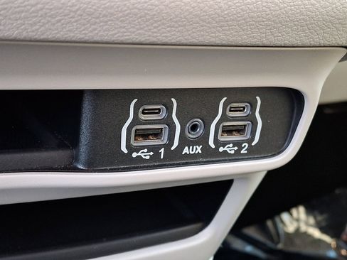 Used 2023 Chrysler Pacifica Touring-L FWD image 26