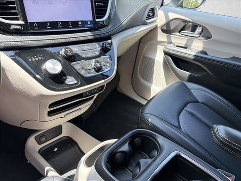 Used 2023 Chrysler Pacifica Touring-L FWD image 22