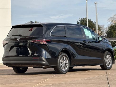 Used 2024 Toyota Sienna LE image 4