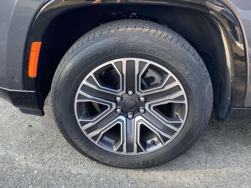 Used 2024 Jeep Wagoneer L Series II RWD image 10